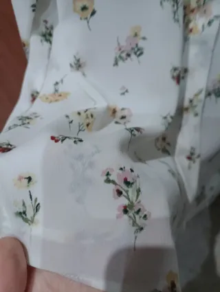 Camisa Bershka flores blanca talla m