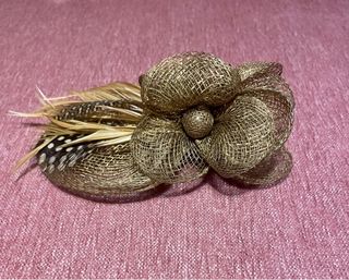 Tocado/Broche Flor Metal Dorado Plumas