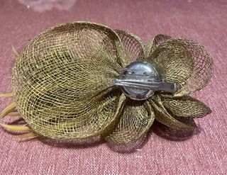 Tocado/Broche Flor Metal Dorado Plumas