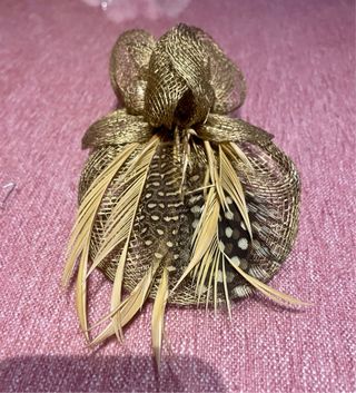 Tocado/Broche Flor Metal Dorado Plumas