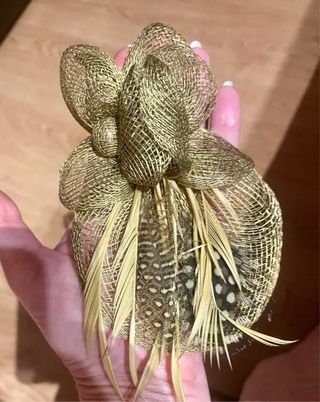 Tocado/Broche Flor Metal Dorado Plumas