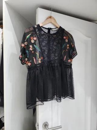 Camisa Zara bordada flores plumeti M