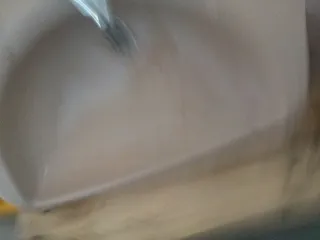 Lavabo de baño rosa con grifo