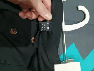 Falda midi negra con botones