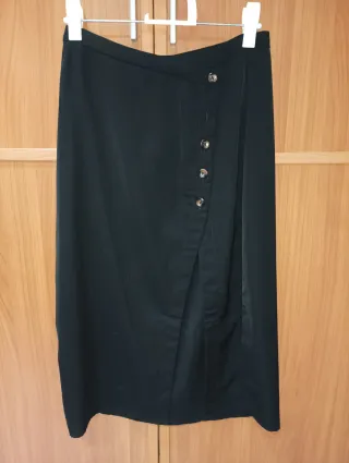 Falda midi negra con botones