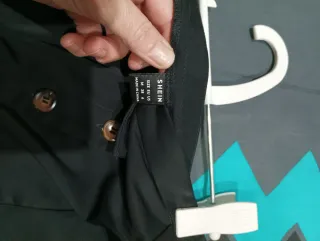 Falda midi negra con botones