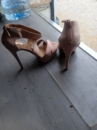 Zapatos de tacón beige