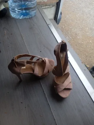 Zapatos de tacón beige