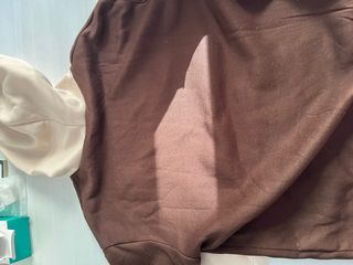 Sudadera Marrón con Bolsillo y Estampado