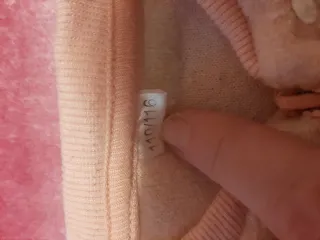 Sudadera rosa con nubes blancas