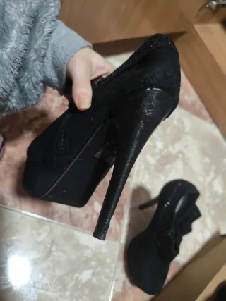 Botines negros con pedrería y lazo