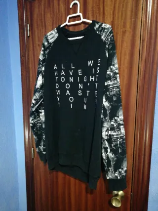 Sudadera Negra con Estampado Urbano Talla M