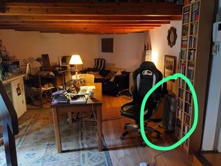 Mesa de madera y silla de oficina