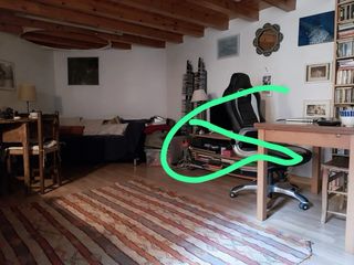 Mesa de madera y silla de oficina