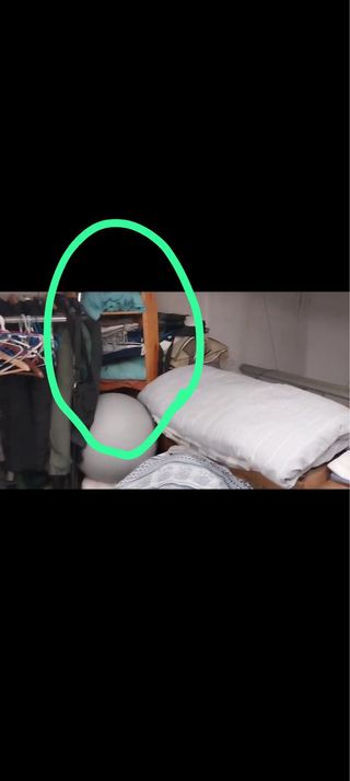 Mesa de madera y silla de oficina