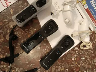 Consola Wii con 3 mandos y accesorios