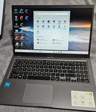 Portatile ASUS VIVOBOOK X515EA (2021), schermo 15.6 pollici, Core i3 11a generazione, 8GB RAM, SSD NVMe 256GB, batteria con autonomia e caricabatterie originale. Windows 11 Pro 25H2 e Office 2024.