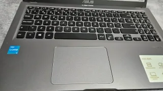 Portatile ASUS VIVOBOOK X515EA (2021), schermo 15.6 pollici, Core i3 11a generazione, 8GB RAM, SSD NVMe 256GB, batteria con autonomia e caricabatterie originale. Windows 11 Pro 25H2 e Office 2024.