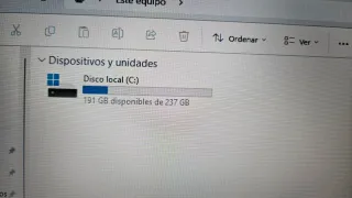 Portatile ASUS VIVOBOOK X515EA (2021), schermo 15.6 pollici, Core i3 11a generazione, 8GB RAM, SSD NVMe 256GB, batteria con autonomia e caricabatterie originale. Windows 11 Pro 25H2 e Office 2024.