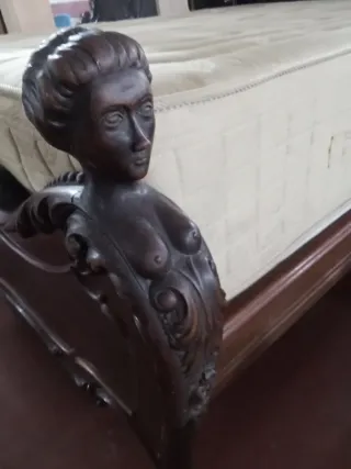 Cama antigua madera tallada