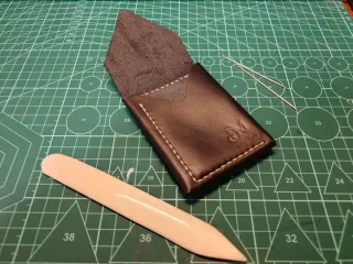 Cartera de cuero hecha a mano