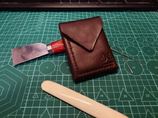 Cartera de cuero hecha a mano