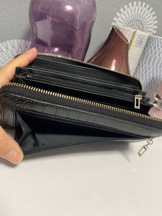 Cartera Guess negra con logo