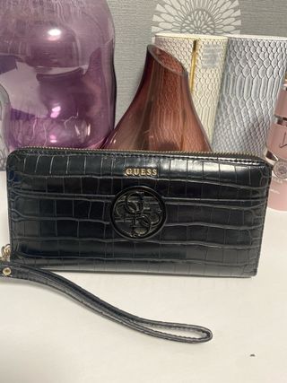 Cartera Guess negra con logo