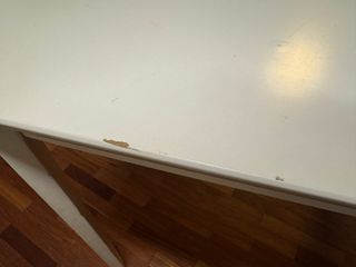 Mesa cuadrada blanca de madera