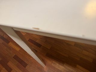 Mesa cuadrada blanca de madera