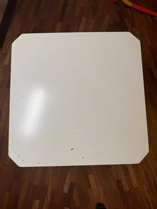 Mesa cuadrada blanca de madera