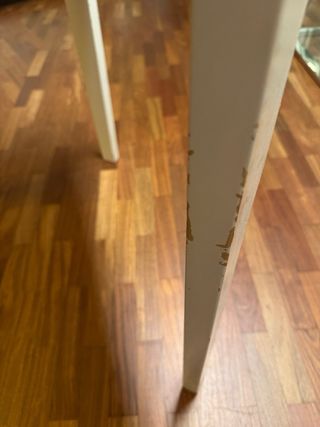 Mesa cuadrada blanca de madera