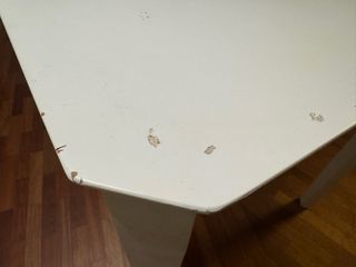 Mesa cuadrada blanca de madera