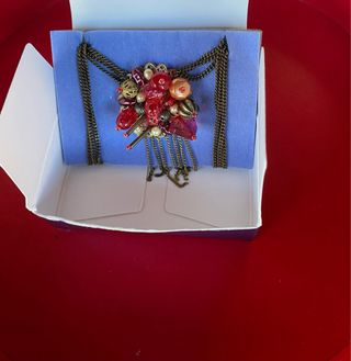 Colgante de oro y rojo con abalorios