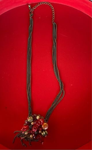 Colgante de oro y rojo con abalorios