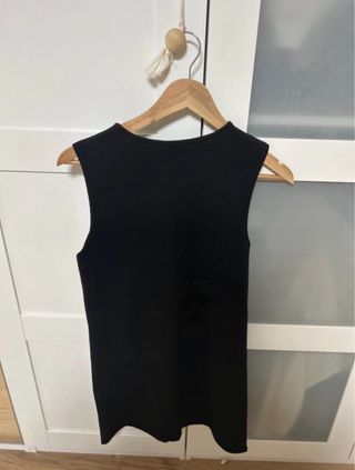 Vestido negro con escote cruzado