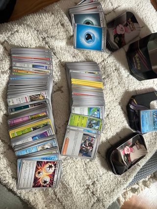 Lotto Carte Pokémon + 2 Lattine