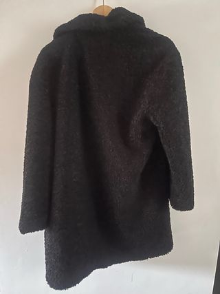 Abrigo Zara pelo rizado negro