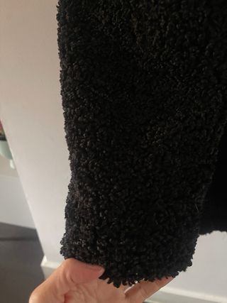 Abrigo Zara pelo rizado negro