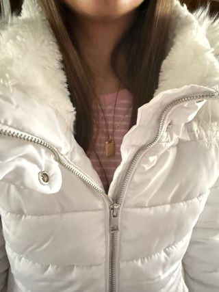 Abrigo blanco Only con capucha y pelo