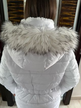Abrigo blanco Only con capucha y pelo