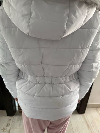 Abrigo blanco Only con capucha y pelo