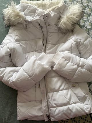 Abrigo blanco Only con capucha y pelo