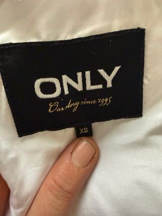 Abrigo blanco Only con capucha y pelo