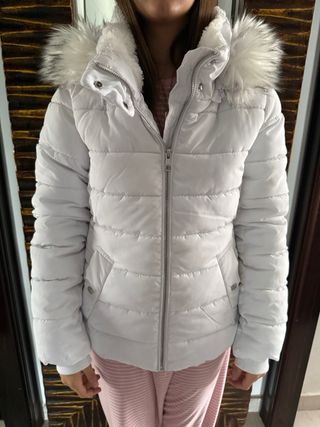 Abrigo blanco Only con capucha y pelo