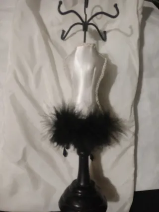 Figura joyero maniquí con plumas