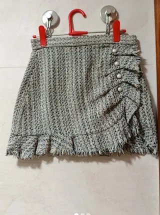 Falda corta tweed con volantes
