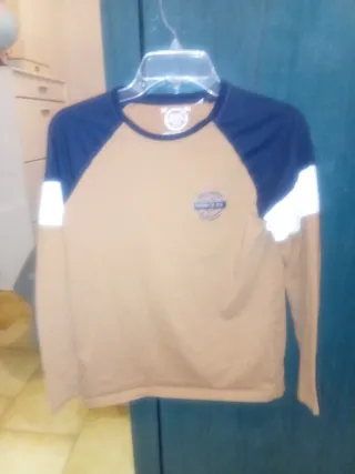 Polo manga larga marrón y azul