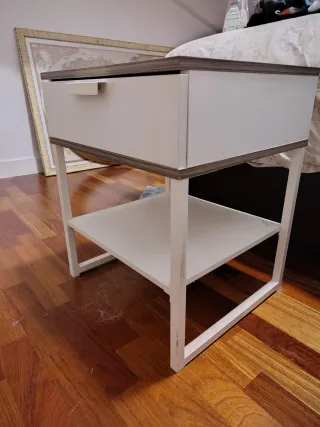 Mesita de noche blanca y madera