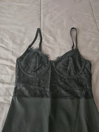 Vestito nero con pizzo e spacco